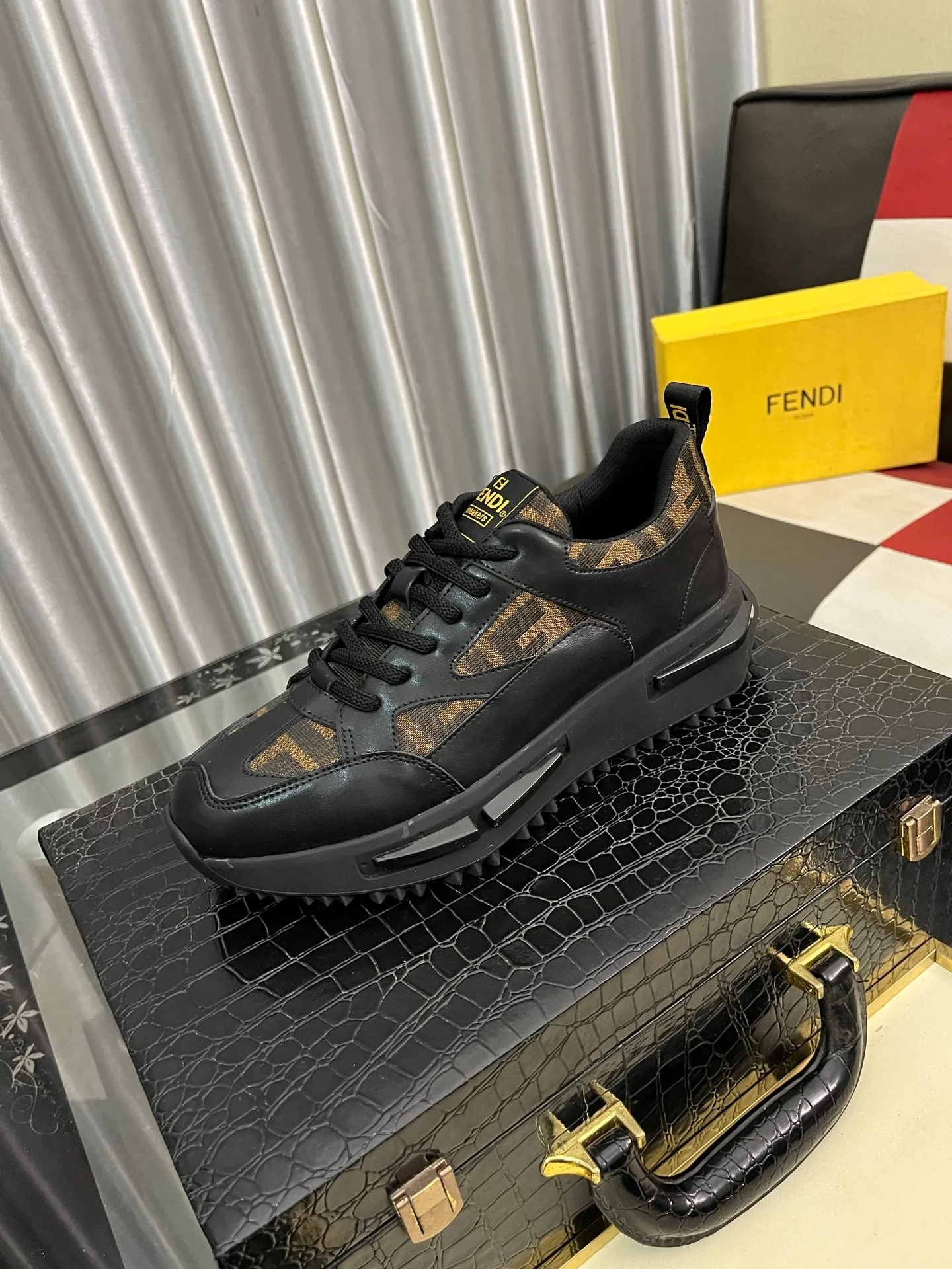Men's Men's Shoes💰458⌚️⌚️[Fendi] Fendi's latest casual shoes for men! Available at counters simultaneously! A one-to-one replica of the original. All imported official website one-to-one cowhide fabric. The interior is made of top-grade sheepskin, and the original factory-supplied rubber outsole is used. Leading new fashion concepts. Matching code: 38-442️⃣Colors available